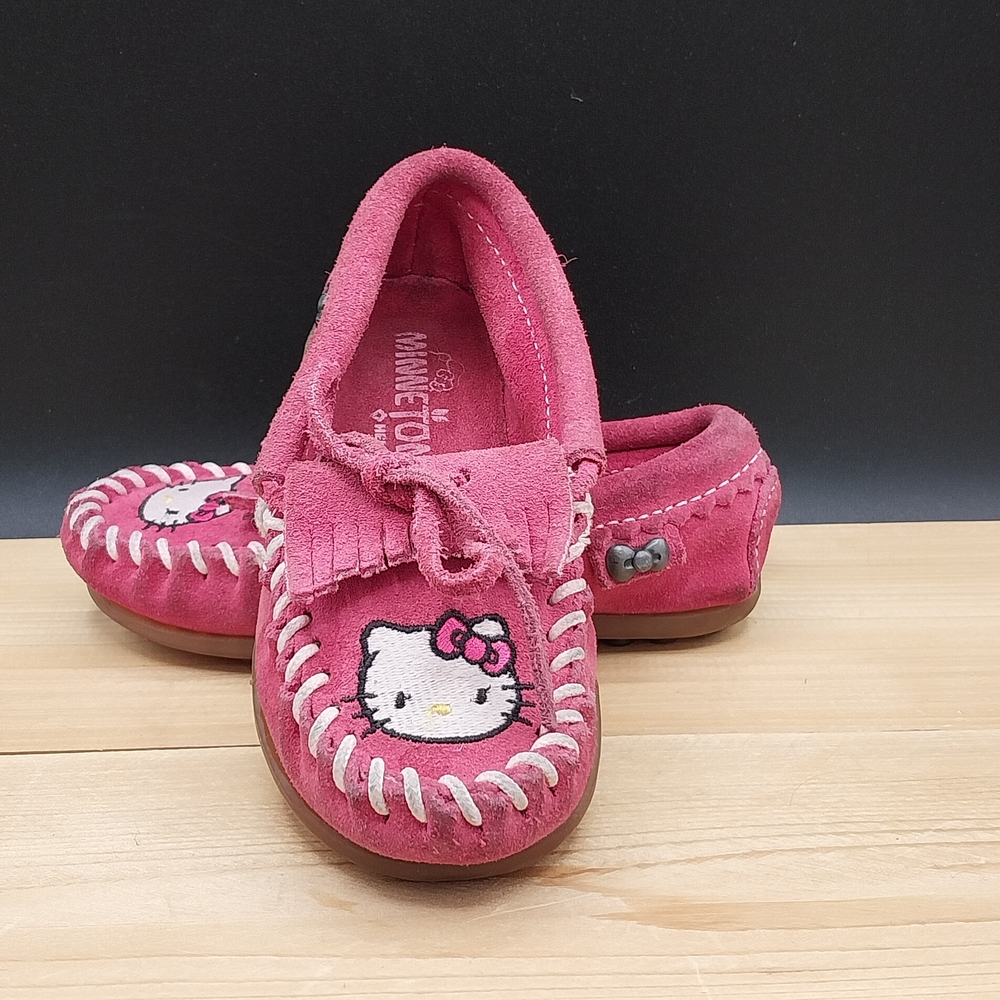 Minnetonka Hello Kitty Suede Moccasins Girls Pink Kilty Fringe Loafers